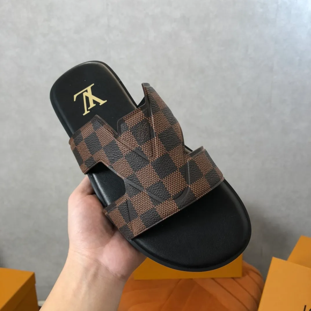 Factory price: 270💰LV counters are selling new brand luxury men's slippers, casual, loose and comfortable. The must-have model in the picture above [Happy][Happy], multiple colors available Size: 38-44, customized 45